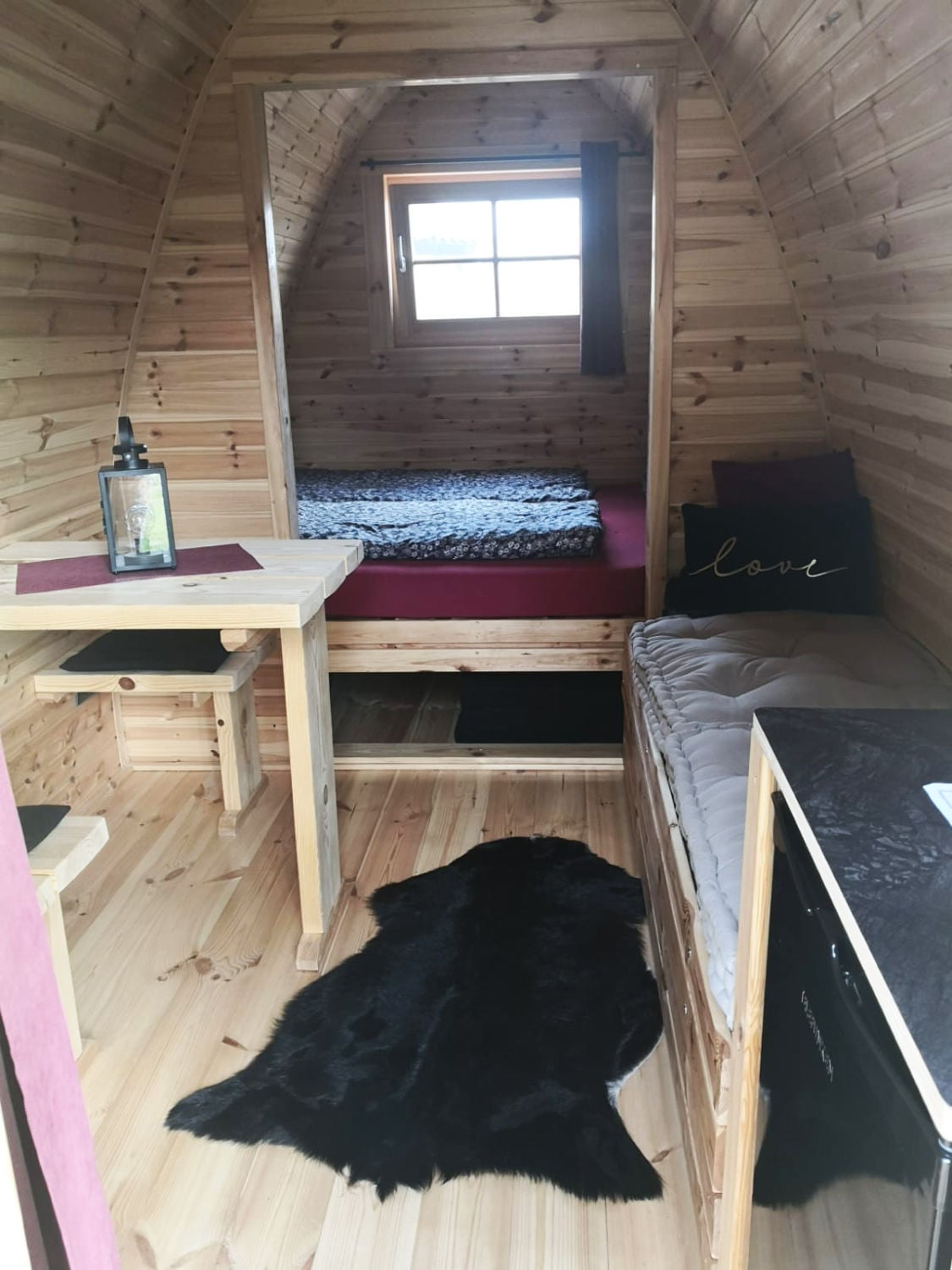 Zwei getrennte Schlafzimmer in einem Campingfass