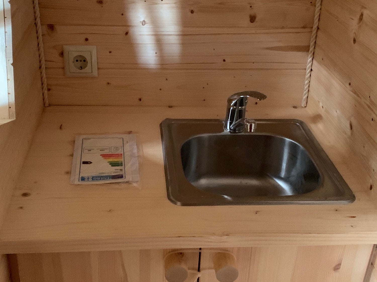 Integrierte Spühle in der Küche Eines Campingfasses
