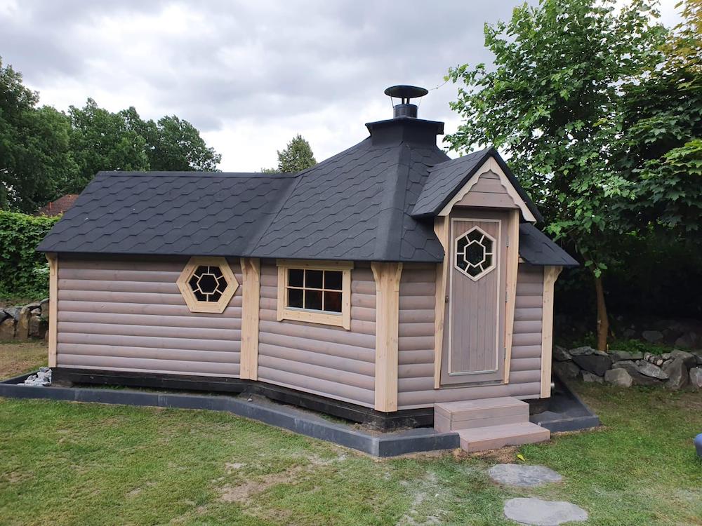Skandinavische Grillhütte mit Anbeu (Lagerraum, Sauna, Umkleide)
