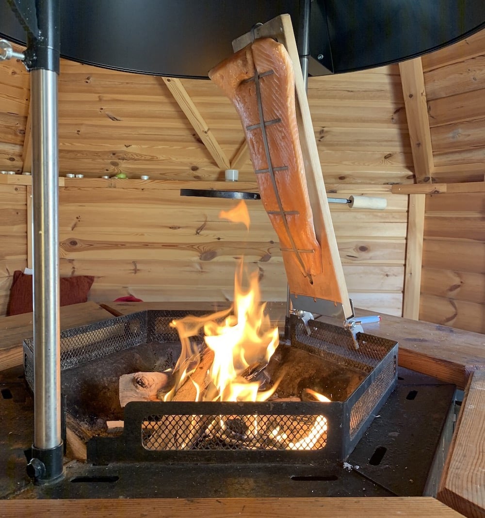 Gemützlich Lachs am Feuer in Kota grillen