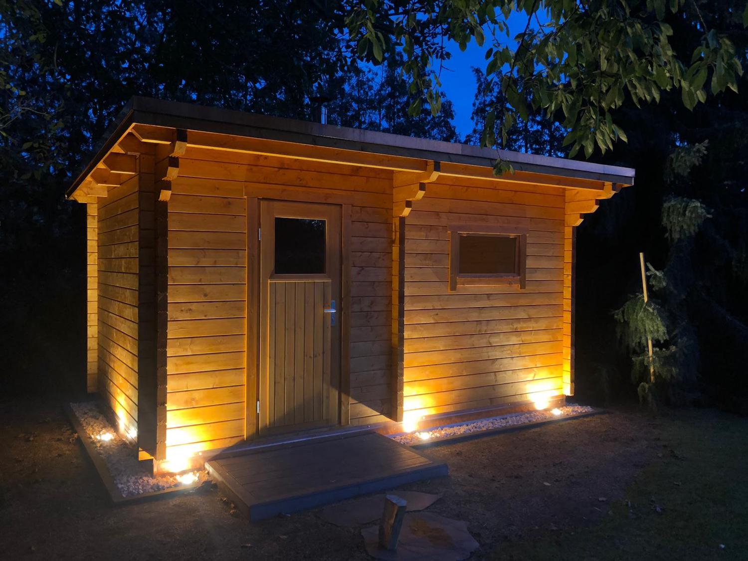 Cubus-Sauna mit Beleuchtung nachts