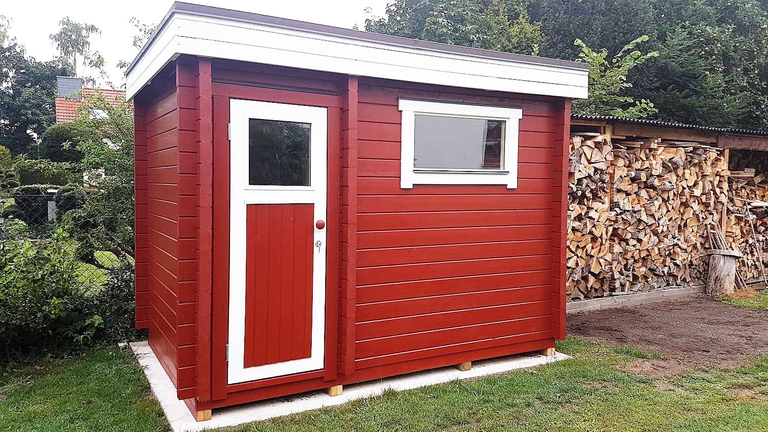 Rote Holz-Sauna in Skandinavischem Stil